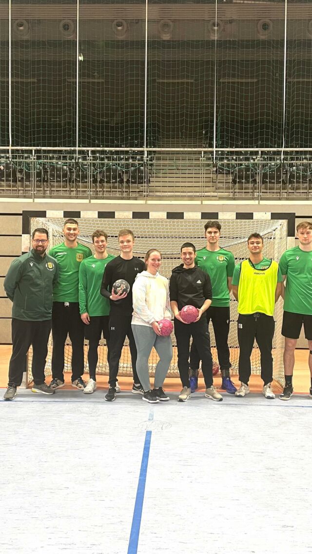 Letzte Woche hat uns der @vfleintrachthagen eingeladen, beim Training der Profimannschaft zuzuschauen. Drei unserer Azubis durften dabei nicht nur von der Tribüne aus zuschauen, sondern selbst mal den Ball in die Hand nehmen. 🤗 Danke, @vfleintrachthagen. Es war uns ein Fest! 🧡 #MarkE #Energiediebewegt #energie #vfleintrachthagen #hagen #handball #training #sport #sponsoring #team #ausbildung